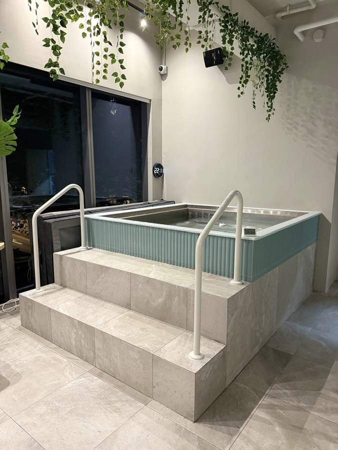 Plunge pool with steps at Sochill Bath Club